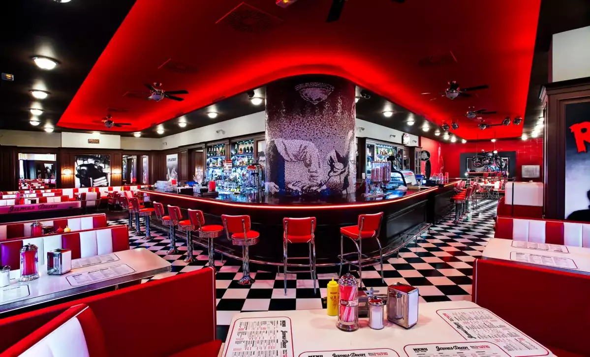 Diner James Dean Prague se sloupem z mozaiky a dlouhým barem