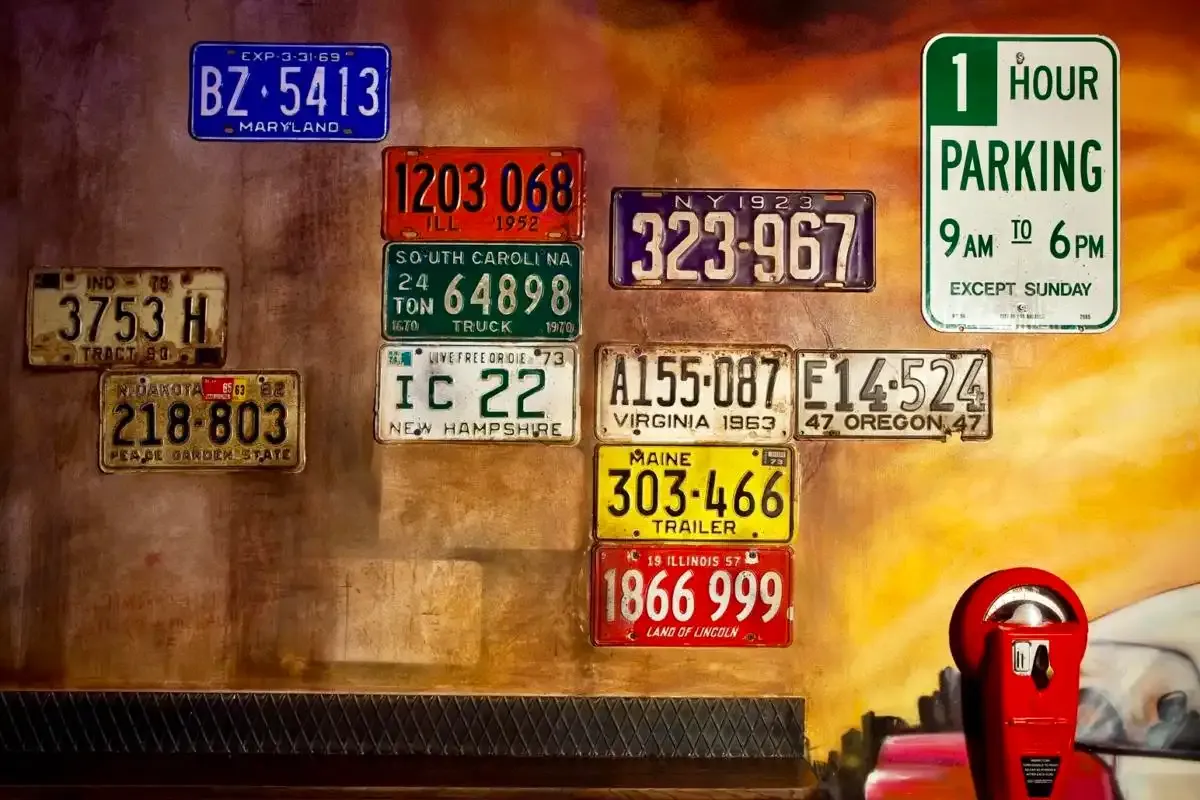 Stěna Music Clubu s americkými poznávacími značkami a cedulí 1 Hour Parking
