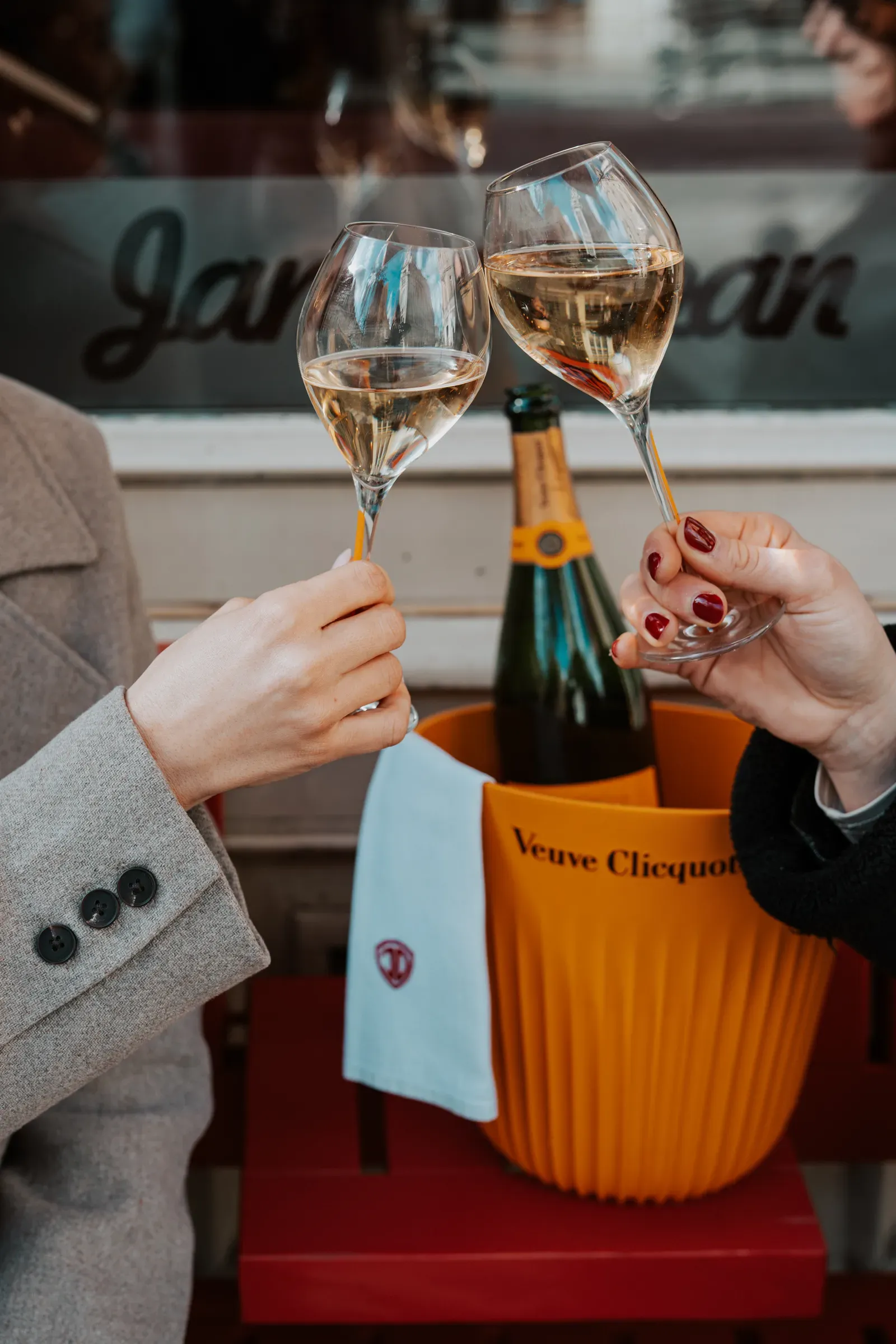 Přípitek sklenkami šampaňského nad kbelíkem Veuve Clicquot