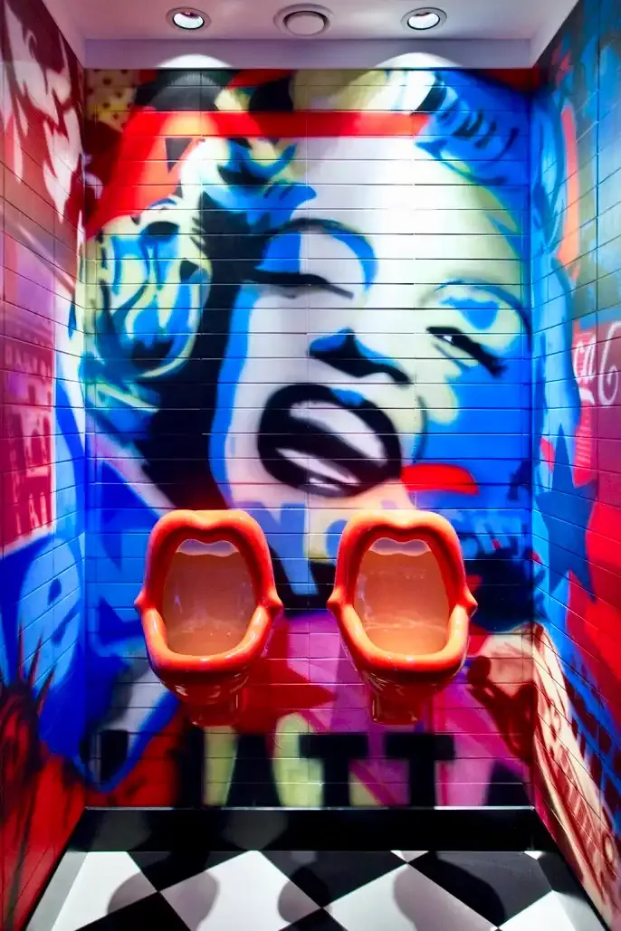Pánské toalety s pop-artovou Marilyn Monroe a pisoáry ve tvaru rtů