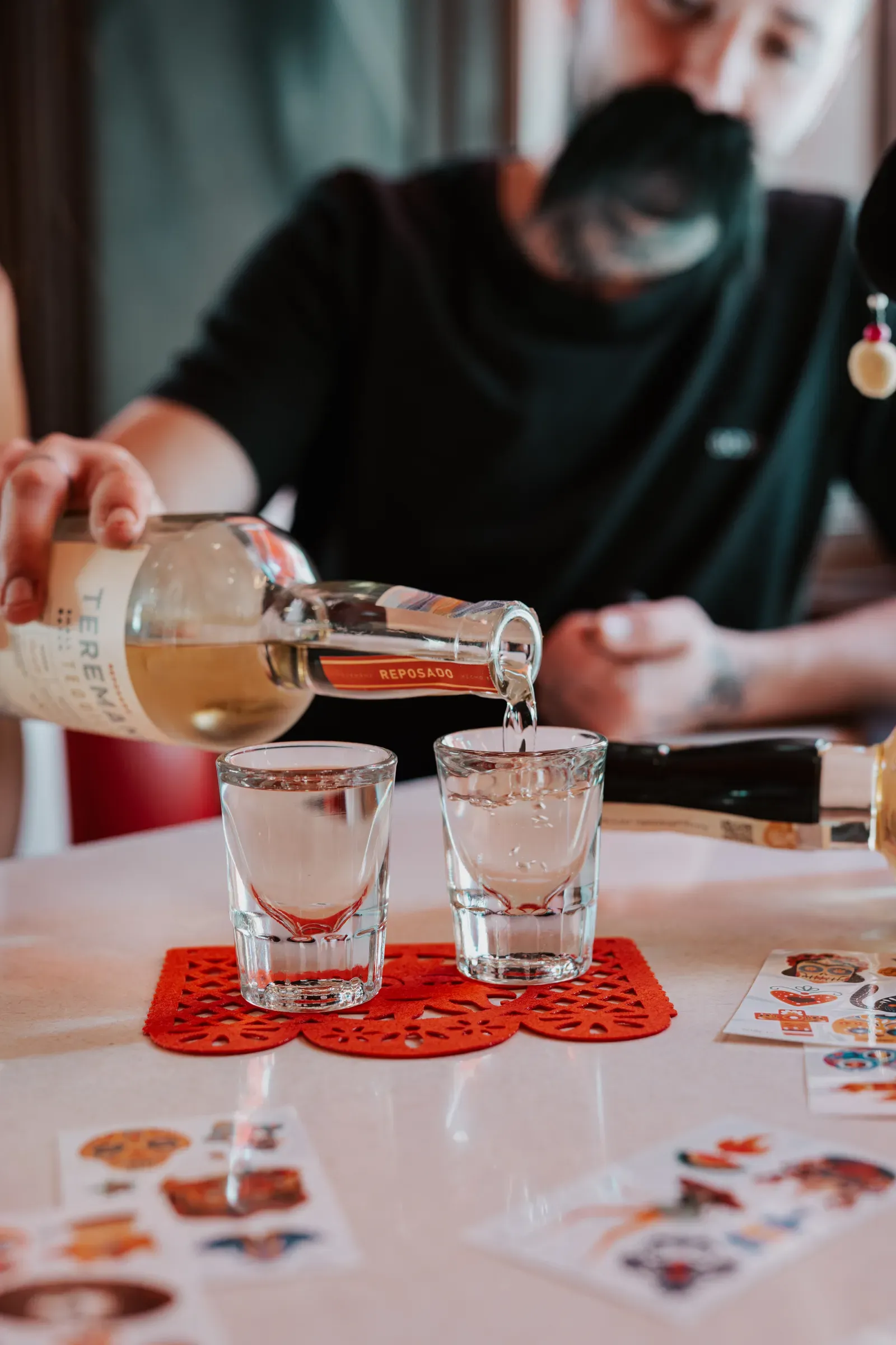 Barman nalévá panáky u stolu
