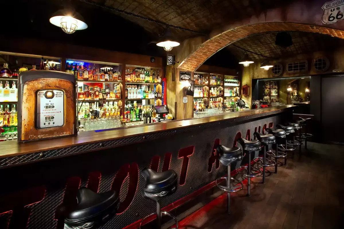 Dlouhý bar v klubu s barovými stoličkami