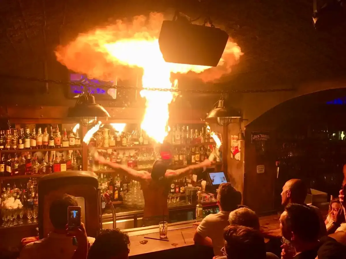 Ohnivá show barmana za barem Music Clubu