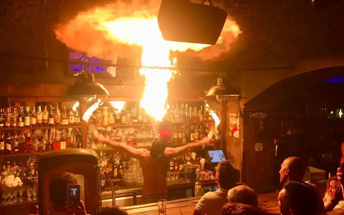 Ohnivá show barmana za barem Music Clubu
